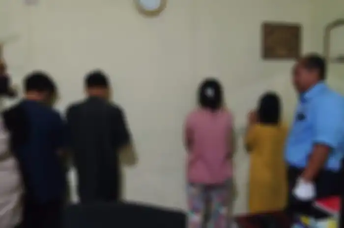 2 ART kepergok sembunyikan pacar masing-masing di kamar.