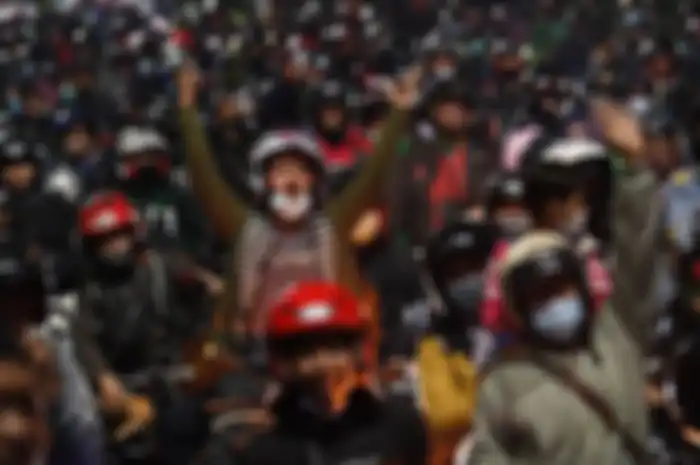 Pemudik menggunakan sepeda motor terjebak kemacetan saat melintasi posko penyekatan mudik di Kedungwaringin, Kabupaten Bekasi, Jawa Barat, Senin (10/5/2021). Petugas gabungan memutar balikan ribuan pemudik yang melintasi pos penyekatan perbatasan Bekasi -Karawang, Jawa Barat. ANTARA FOTO/Wahyu Putro