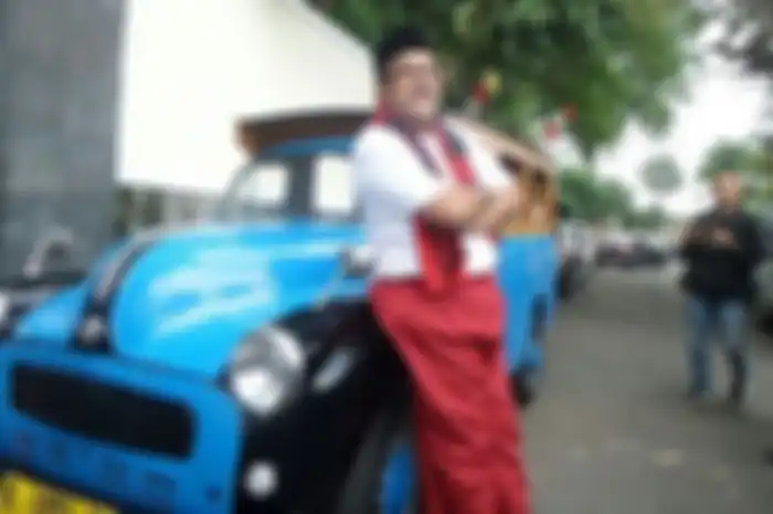 Rano Karno bersama Morris Minor Traveller oplet si Doel yang legendaris. 