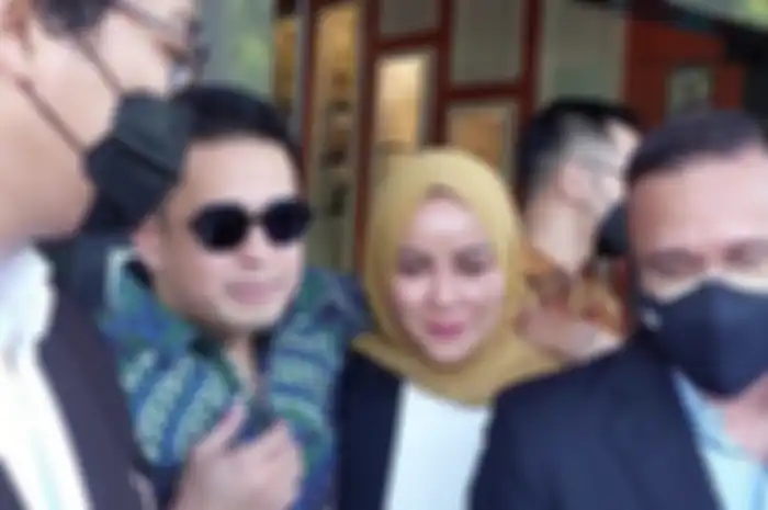 Artis Olla Ramlan dan pengusaha Aufar Hutapea usai menjalani sidang cerai perdana meraka di Pengadilan Agama (PA) Jakarta Selatan, Senin (4/4/2022). Mereka tampak mesra saling bergandengan tangan dan merangkul satu sama lain. Bahkan, Aufar Hutapea sempat mencium pipi kanan Olla Ramlan untuk berpamit