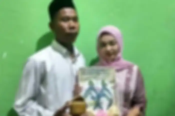 Yudhi (kiri) pria asal lombok Tengah berhasil nikahi model cantik Helmi (kanan) dengan mas kawin sandal jepit dan segelas air