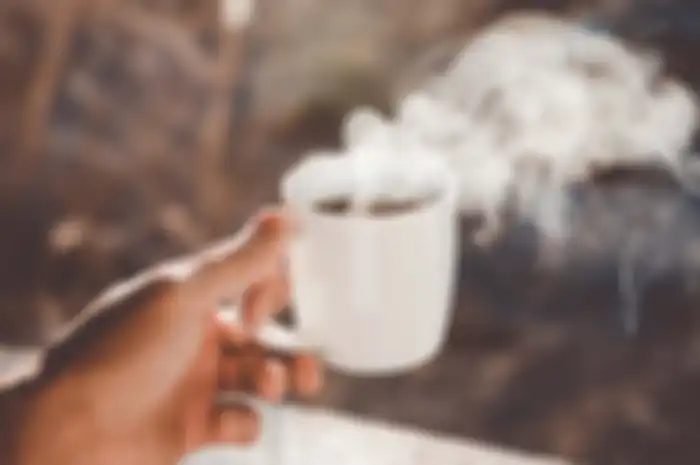 Kafein dalam kopi mampu mengeluarkan dopamin (dalam jumlah kecil) yang memberikan perasaan senang.