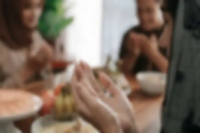 Berdoa sebelum makan dan minum sangat dianjurkan.