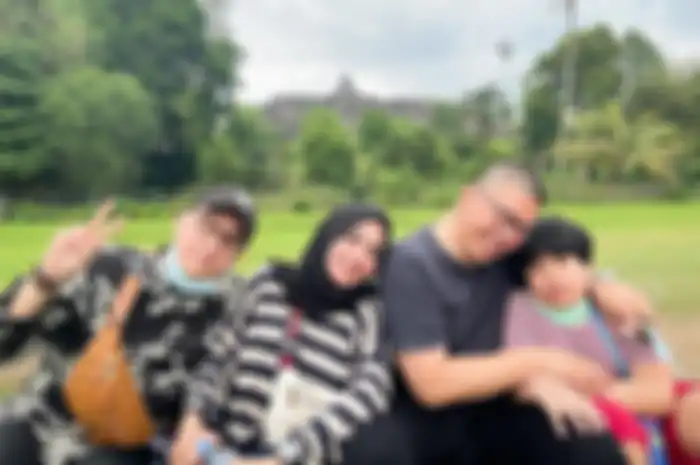 Rieta Amilia hanya mengunggah foto bareng kedua anaknya di hari ulang tahun. Suaminya sudah jarang terlihat bersama di foto.