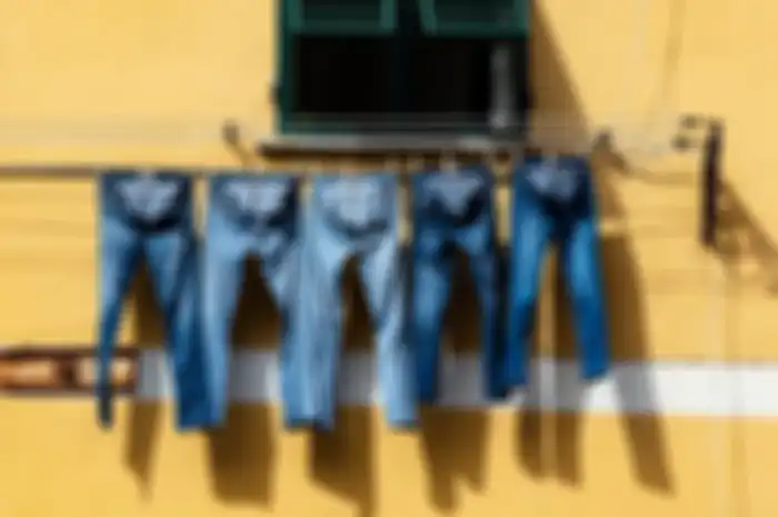 ilustrasi mencuci celana jeans