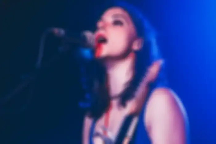 Solois indie rock asal New Jersey, Amerika, Sharon Van Etten.