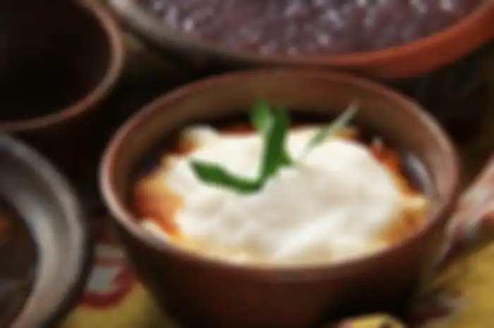 Membuat bubur sumsum yang legit dan gurih.