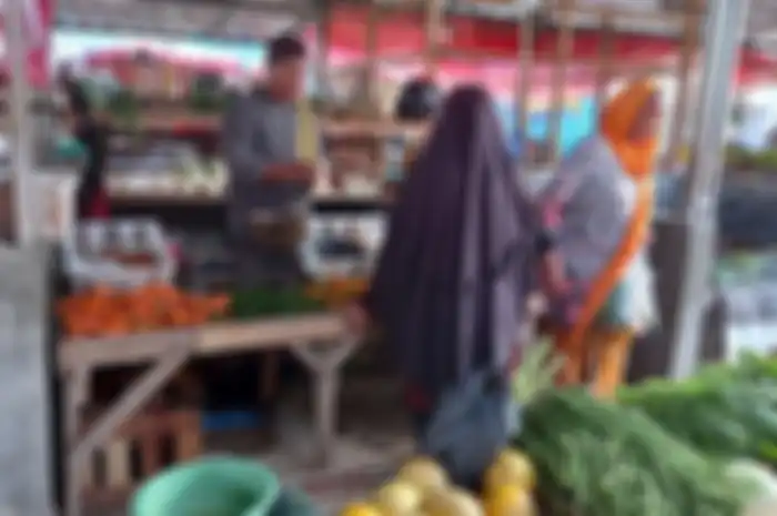 Inflasi akibat kenaikan harga pokok berpotensi menambah angka kemiskinan di Indonesia.