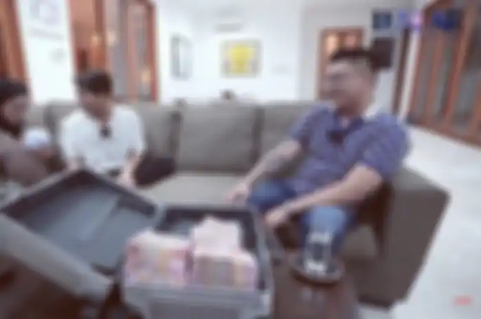 Rizky Billar kembali terseret kasus penipuan robot trading. Rencana buat Baby L akhirnya gagal total. Foto suami Lesti Kejora diendus polisi.