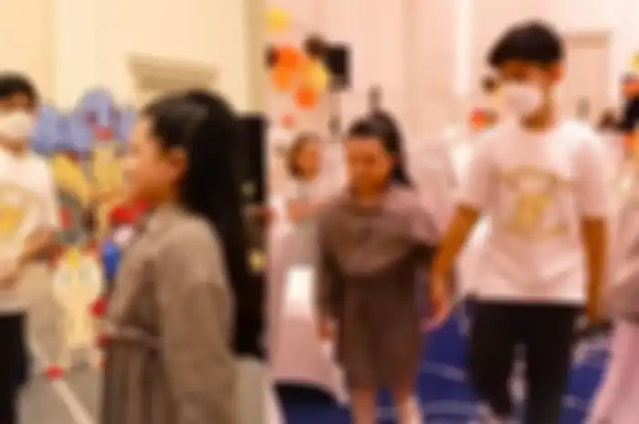 Arsy Hermansyah tampak malu-malu saat bertemu King Faaz. 