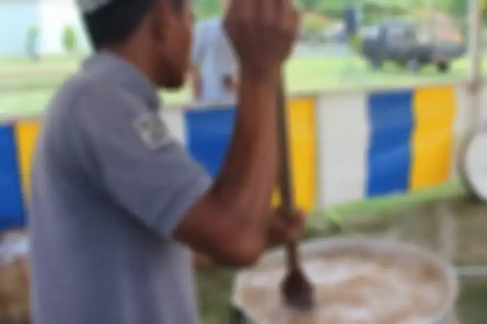 Pembuatan bubur kanji rumbi di Masjid Agung Islamic Center, Lhokseumawe, Aceh, Kamis (9/6/2016)