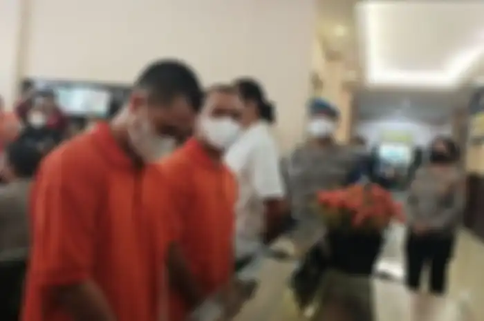 Polres Metro Jakarta Selatan telah menetapkan selebgram yang juga pengusaha pemilik gerai ponsel PS Store, Putra Siregar (PS) sebagai tersangka. Putra juga ditangkap bersama artis Rico Valentino (RV). 