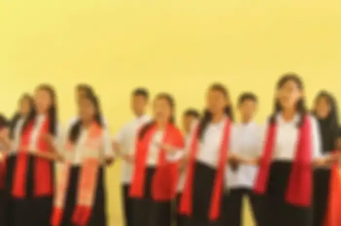 Dokumentasi: Anna (kedua dari kanan) Saat Menjadi Bagian dari Tim Paduan Suara Memperingati HUT SMAN 1 Sorong, 2018.