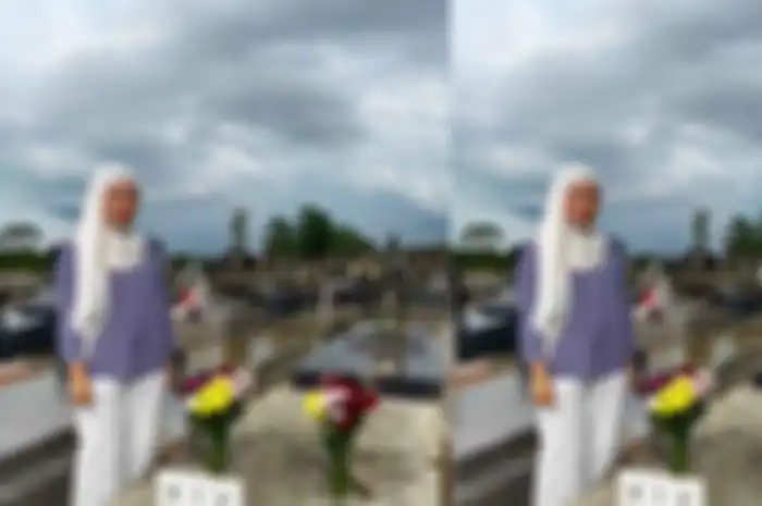 Viral curhatan gadis mualaf yang ziarah ke makam ibunya.