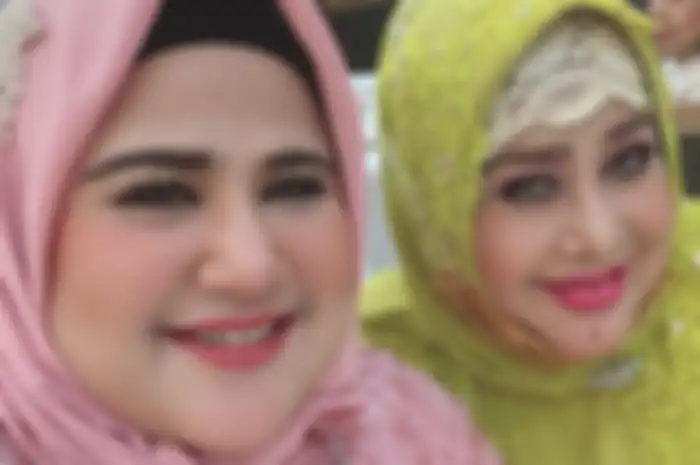 Dhawiya Zaida (kiri) dan Elvy Sukaesih (kanan)