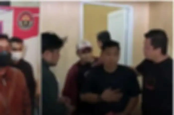 Kasatpol PP Makassar bernama Iqbal Asnan hilang akal dan membuat seorang ASN Dinas Perhubungan Makassar bernama Najamuddin Sewang meregang nyawa. 
