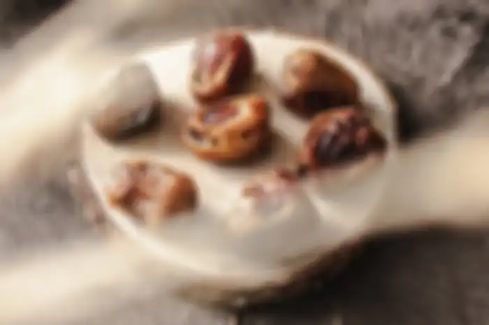 Kurma mengandung folat, asam pantotenat, vitamin A, vitamin C, vitamin K, kalium, sodium, fosfor, magnesium, zat besi, dan masih banyak lagi.