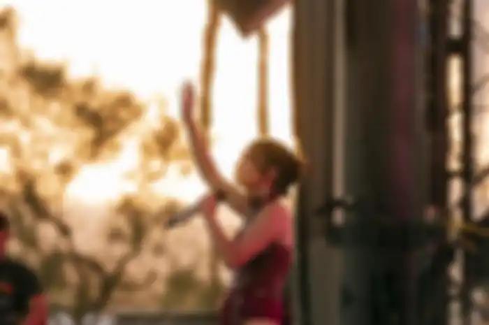 Potret penampilan NIKI Zefanya di Festival Musik Coachella 2022.