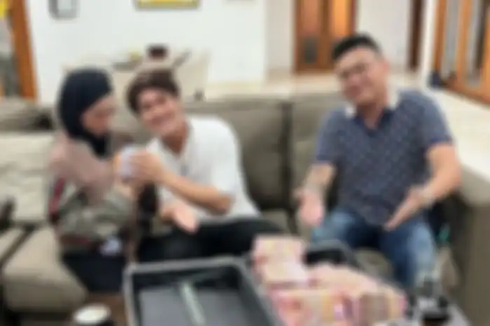 Bos DNA Pro Stevan Richard saat memberikan uang sekoper ke Rizky Billar dan Lesti Kejora