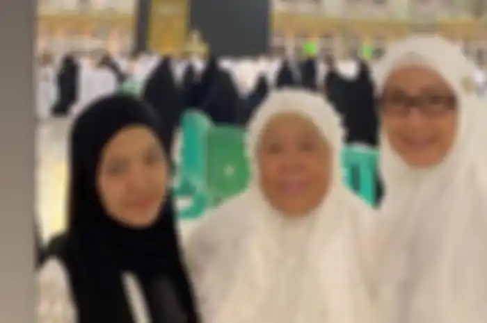 Desy Ratnasari dan ibunya (tengah)
