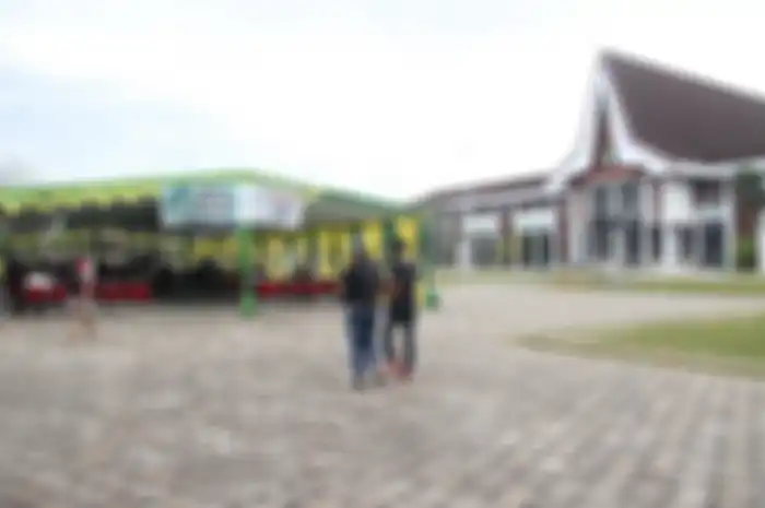 Warga mengikuti vaksinasi massal di halaman Kantor Gubernur Kalimantan Barat, Sabtu (9/4/2022).