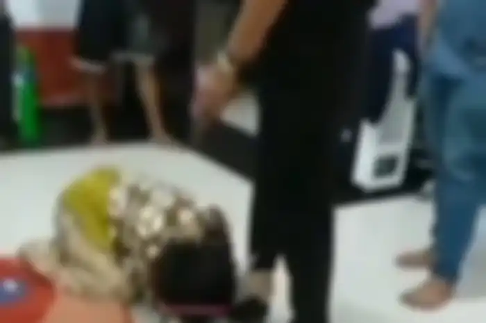 Viral istri nangis sujud di kaki suami usai kepergok selingkuh