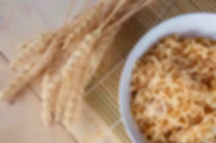 Mie instan tinggi kandungan natrium pada bumbu instannya, kandungan ini bisa meningkatkan risiko hipertensi.