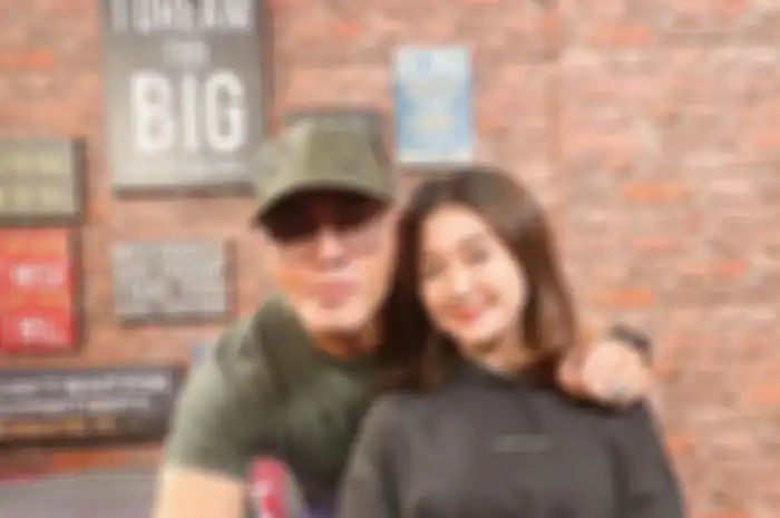 Chandrika Chika tertangkap kamera dielus-elus Rico Valentino. Foto Deddy Corbuzier dihujat gegara beri jawaban menohok soal kasus Chandrika. 