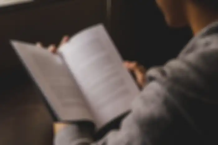 Peringatan Hari Buku Sedunia membantu masyarakat mengatahui manfaat membaca buku.