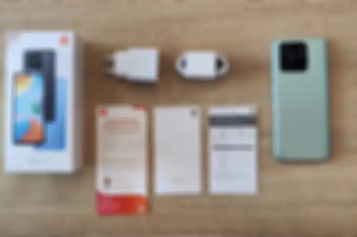 Isi kotak pembelian Redmi 10C.