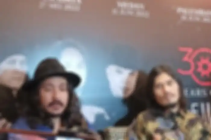 Dua vokalis featuring Dewa 19, Ello (kiri) dan Virzha