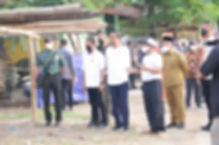 Presiden Joko Widodo (tengah), ketika berkunjung ke Bale Purbo di kampung nelayan Kelurahan Lumpur, Kecamatan/Kabupaten Gresik, Jawa Timur, Rabu (20/4/2022)