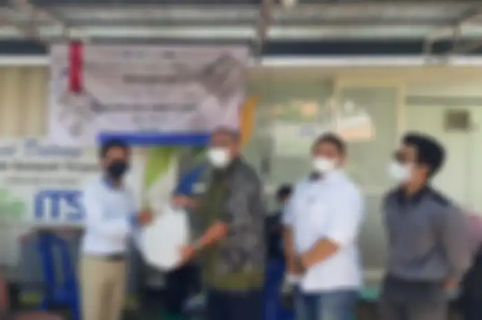 Serah terima sampah secara simbolis oleh Kepala Bank Sampah Surabaya (kiri), Wakil Rektor III ITS, dan Koordinator Sosial ITS Smart Eco Campus (tengah)