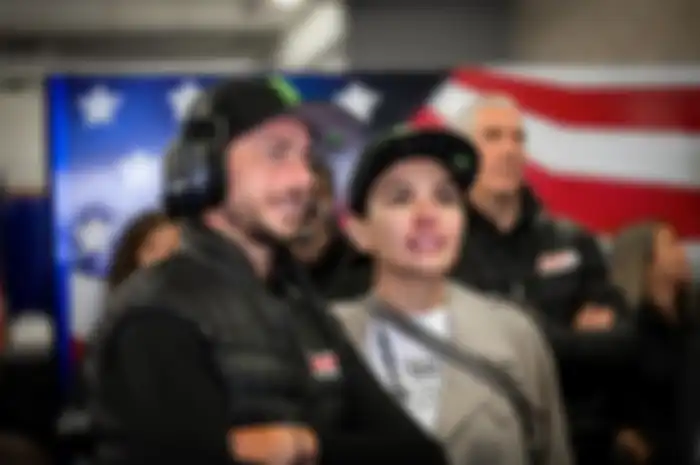 Nikita Mirzani nongkrong di paddock tim American Racing saat MotoGP Portugal 2022 bersama John Hopkins.