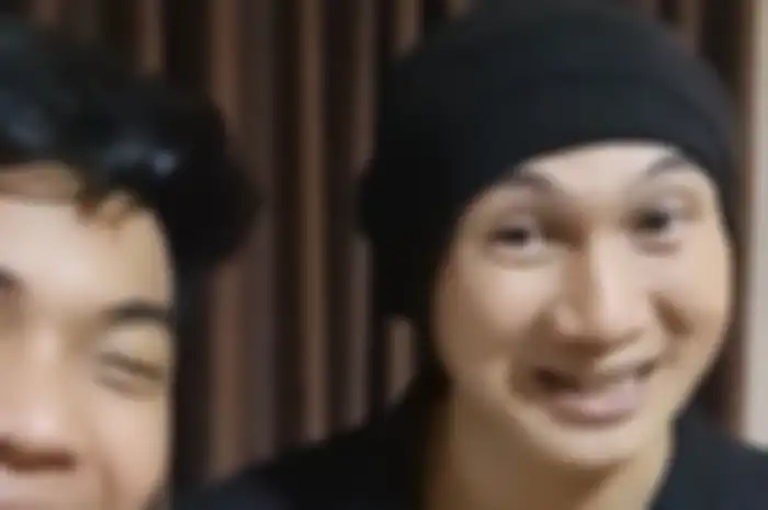 Tri Suaka cover lagu Anji sambil tertawa-tawa. Tapi, penyanyi dadakan ini auto kicep usai Andika Kangen Band turun tangan bawa pengacaranya.