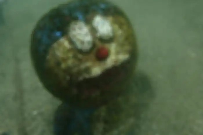 Doraemon yang ditemukan di bawah laut.