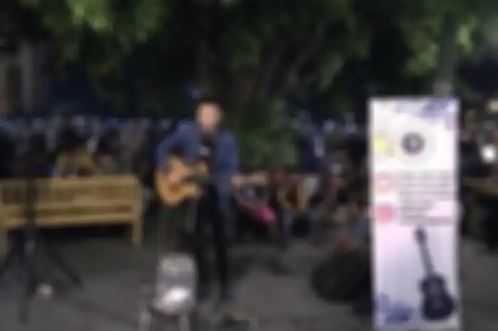 Tri Suaka dan Zinidin Zidan diminta bayarRp  10 miliar gegara cover lagu musisi Minang. Foto keduanya menjadi  pengamen di Jogja jadi sorotan. 