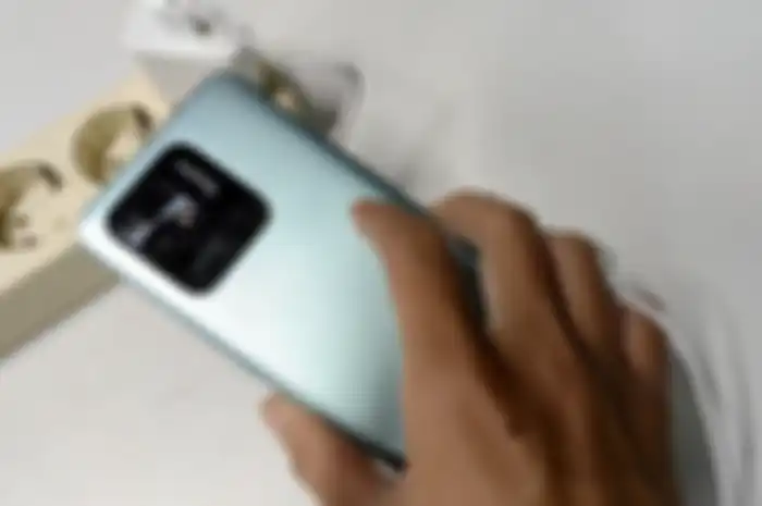 Review baterai Redmi 10C diisi pakai charger 10W yang diberikan Xiaomi di kotak pembelian.