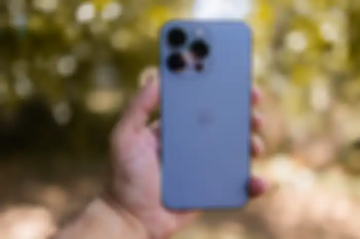 Ilustrasi cara membuka kunci layar iPhone 13 Pro, lebih praktis