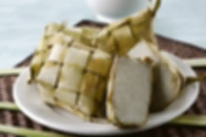 Ketupat adalah simbol perpaduan kebudayaan dan saling menghormati antara umat Islam dengan masyarakat Jawa yang belum memeluk Islam ketika itu.