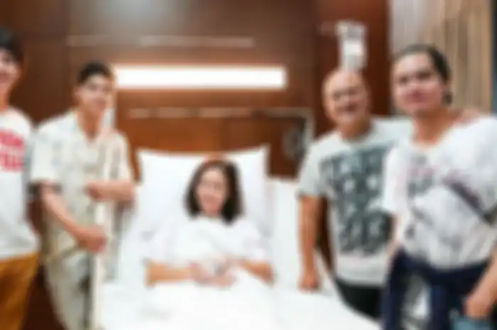 Maia Estianty bersama suami dan anak-anaknya saat menjalani perawatan