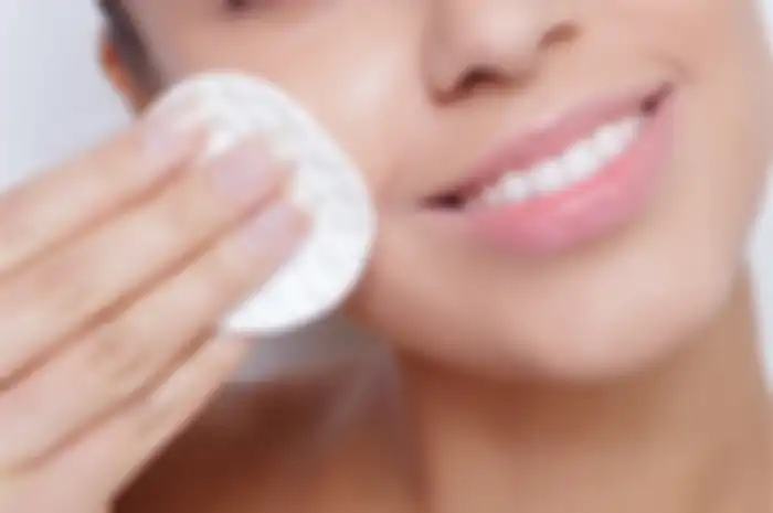 Ilustrasi membersihkan make-up.