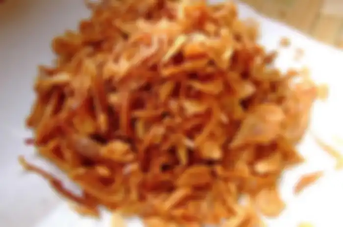 Cara mudah membuat bawang goreng renyah tahan lama.