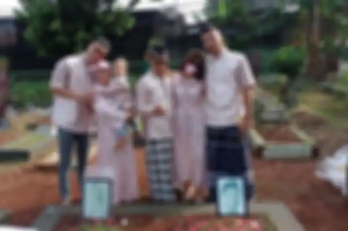 Haji Faisal berziarah ke makam Vanessa Angel dan Bibi Ardiansyah bersama sang istri, Dewi Zuhriati dan tiga anaknya, Frans, Fadly dan Fuji, Senin (2/5/2022).