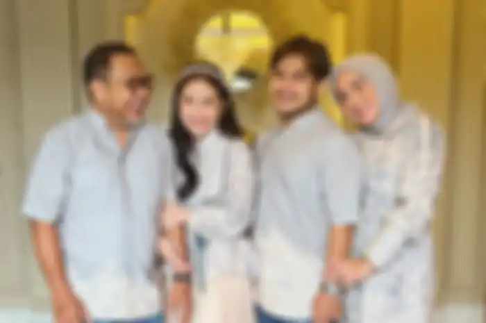 Prilly Latuconsina bersama kedua orang tua dan adiknya