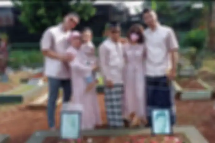 Haji Faisal dan keluarga berziarah ke makam Vanessa Angel dan Bibi Ardiansyah setelah melaksanakan salat Idul Fitri, Senin (2/5/2022).