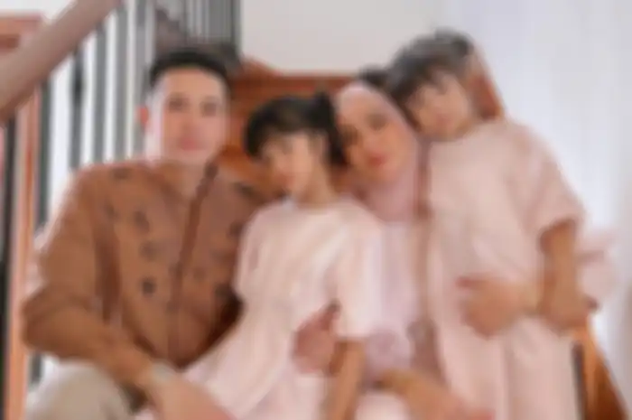 Olla Ramlan dan Aufar Hutapea rayakan Idul Fitri bersama anak-anaknya.