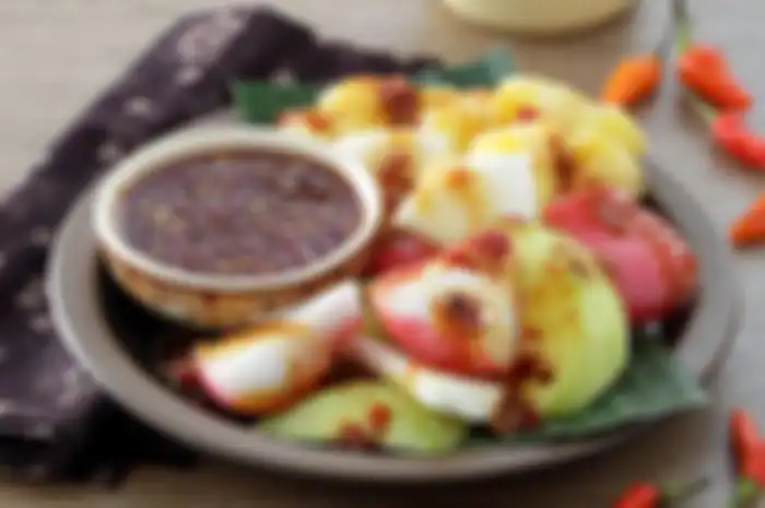Rujak buah adalah kudapan menyegarkan yang tidak sulit dibuat di rumah.