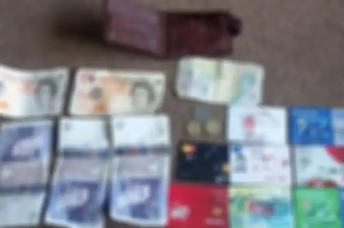Pria kehilangan dompet 7 tahun lalu namun kini barangnya telah kembali.