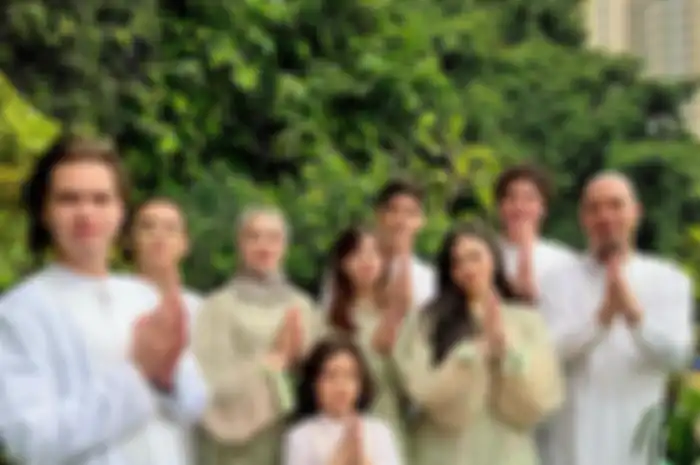 Sikap Ahmad Dhani di Hari Lebaran menjadi sorotan netizen. Pemicunya komentar kekasih Dul Jaelani di foto keluarga Mulan Jameela. 